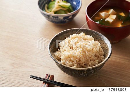 茶碗に盛り付けた玄米ご飯 茶碗に盛り付けた玄米ご飯 77918093