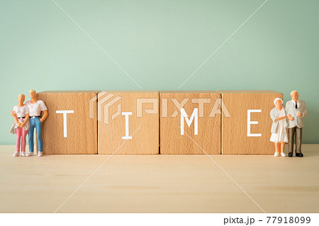 時の流れ｜「TIME」と書かれた積み木と人のおもちゃ 77918099