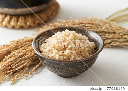 茶碗に盛り付けた玄米ご飯 77918149