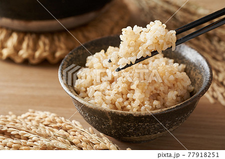 茶碗に盛り付けた玄米ご飯 77918251