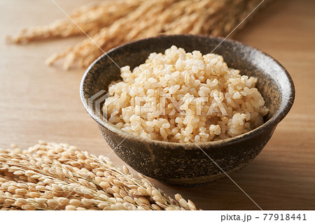 茶碗に盛り付けた玄米ご飯 茶碗に盛り付けた玄米ご飯 77918441