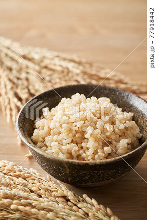 茶碗に盛り付けた玄米ご飯 77918442