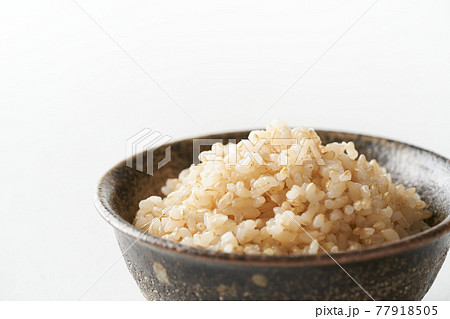 茶碗に盛り付けた玄米ご飯 77918505