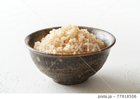 茶碗に盛り付けた玄米ご飯 77918506
