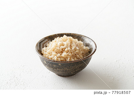 茶碗に盛り付けた玄米ご飯 77918507