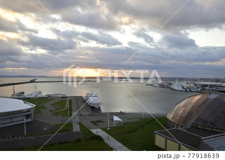 稚内港の日の出と出港を待つ利尻･礼文島へのフェリー 77918639