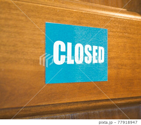 Closed sign on door Closed sign on door 77918947