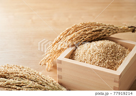 枡に盛られた玄米 77919214
