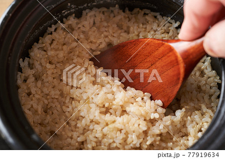 茶碗に盛り付けた玄米ご飯 茶碗に盛り付けた玄米ご飯 77919634
