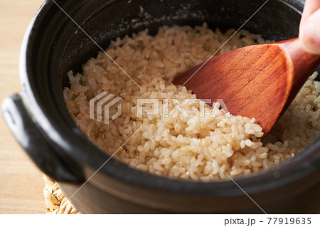 茶碗に盛り付けた玄米ご飯 77919635