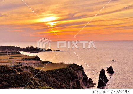 京都丹後半島屏風岩を望む夕景 77920593