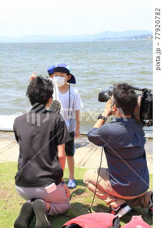 サップ（sup）体験イベントに参加しテレビ局のインタビューを受ける少年 77920782