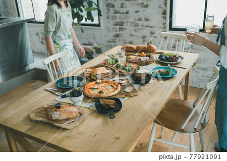 ホームパーティーをするママ友 77921091