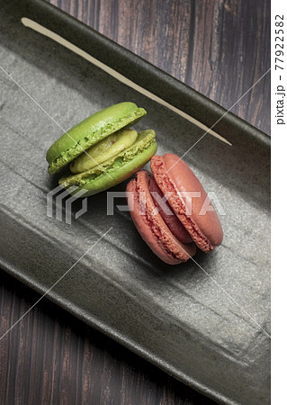 Green and Pink cake macaroons 77922582