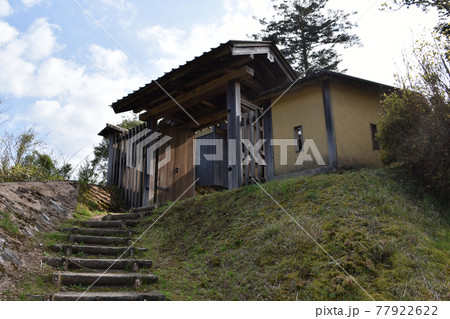 高根城跡　復元された本郭大手口 77922622