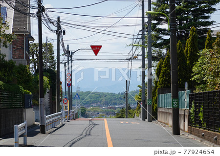 急坂で知られる岡本三丁目の坂(せたがや百景)は、多摩川や仙川が武蔵野台地を削った河岸段丘 急坂で知られる岡本三丁目の坂(せたがや百景)は、多摩川や仙川が武蔵野台地を削った河岸段丘 77924654