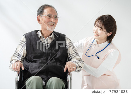 介護イメージ 若い女性 シニア男性 介護イメージ 若い女性 シニア男性 77924828