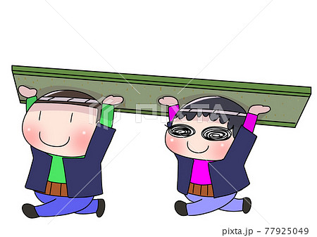 畳を運ぶ子供 77925049