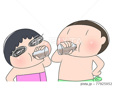 お風呂でコーヒー牛乳を飲む子供 77925052