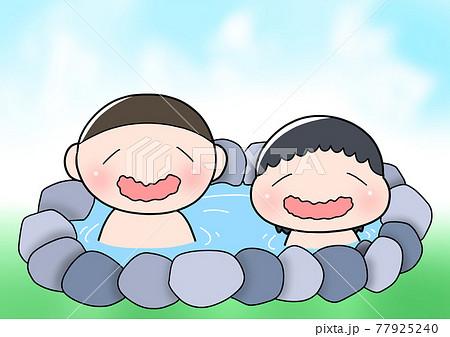 温泉に入る子供 77925240