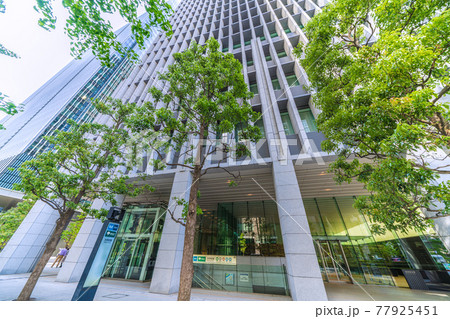 日本の東京都市景観　大手町駅C2b出入口。大手町の自衛隊東京大規模接種センターへの最寄り駅 77925451