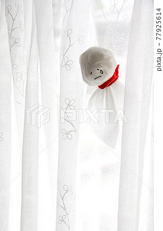 悲しい雨の日てるてる坊主 縦 悲しい雨の日てるてる坊主 縦 77925614