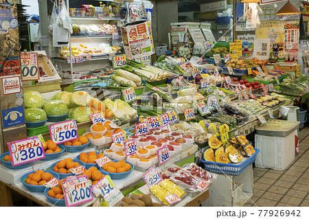 店いっぱいに野菜が並ぶ昭和情緒漂う八百屋さんの写真素材