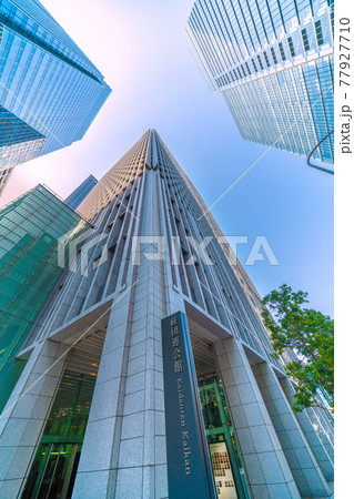 日本の東京都市景観　大手町駅C2b出入口がある経団連会館 77927710
