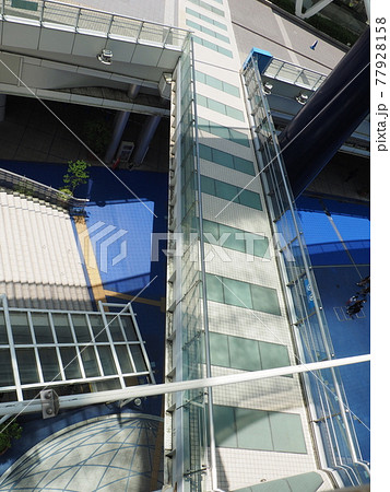 コロナ禍での休日、昼の栄（オアシス21）遊歩道 77928158