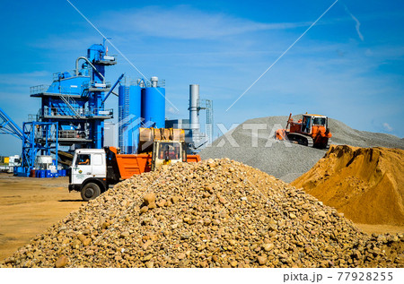 Machines work on loading and unloading material for the production of asphalt. Asphalt plant. 77928255