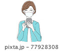スマホを操作しているマスク姿で笑顔の女性 77928308