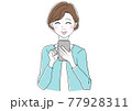 スマホを操作している笑顔の女性 77928311