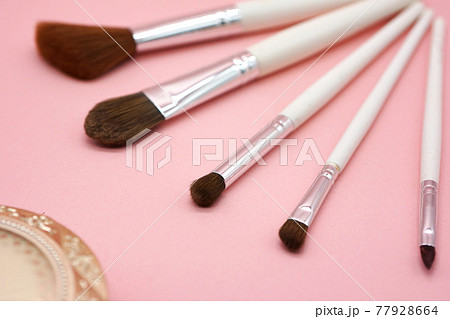 メイクブラシとファンデーション 77928664