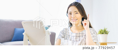 鏡を見ながら指差す若い女性のビューティーイメージ 鏡を見ながら指差す若い女性のビューティーイメージ 77929457