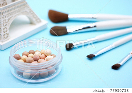 ルースパウダーとメイクブラシ 77930738