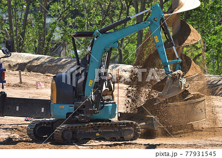 基礎工事現場 大型の掘削ドリルで穴掘り作業 基礎工事現場 大型の掘削ドリルで穴掘り作業 77931545