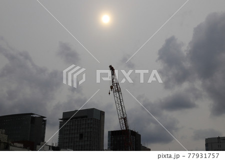クレーンのある都市の風景 77931757