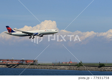 夏空を背景に着陸する旅客機　青空背景　着陸 77931758