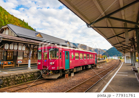 昭和レトロな雰囲気の、郡上八幡駅〈岐阜県郡上市〉 77931761