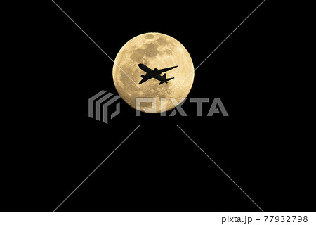 満月と飛行機のシルエット 満月と飛行機のシルエット 77932798