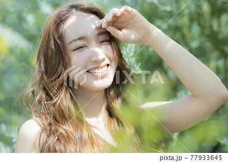 女性 笑う 笑顔 ビューティー 女性 笑う 笑顔 ビューティー 77933645