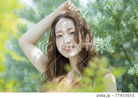 女性 笑う 笑顔 ビューティー 女性 笑う 笑顔 ビューティー 77933653