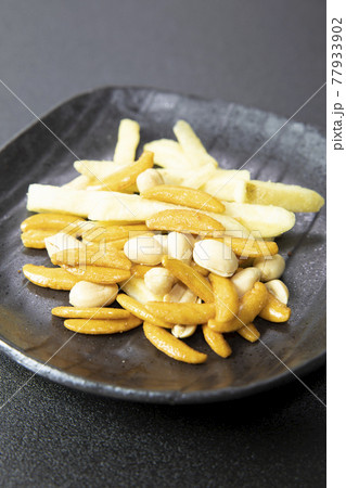 美味しい柿の種とポテト 77933902