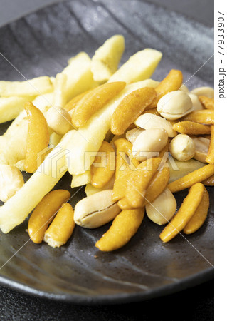 美味しい柿の種とポテト 77933907