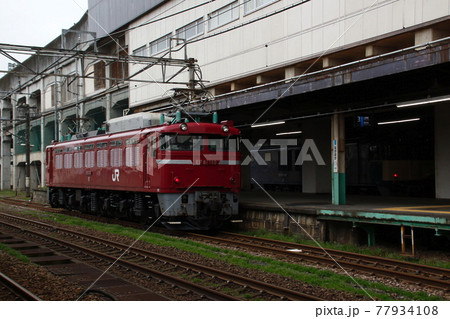 長岡駅に停車するEF81電気機関車 77934108