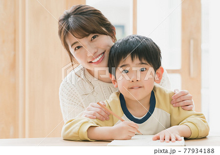 勉強する男の子と見守る母親 77934188