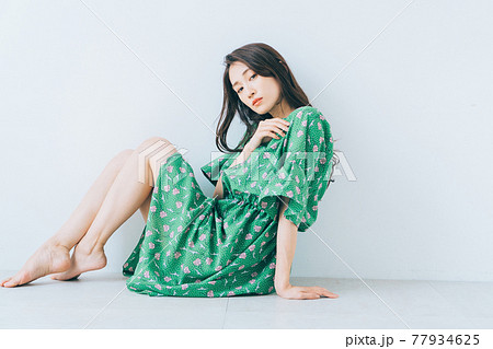 若い女性のファッションイメージ 若い女性のファッションイメージ 77934625