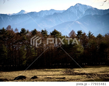 八ヶ岳高原ライン 牧場越しの南アルプス北部の山々1 八ヶ岳高原ライン 牧場越しの南アルプス北部の山々1 77935481