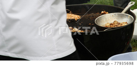 Cook roasts fish meat and grilled mushrooms on the street Cook roasts fish meat and grilled mushrooms on the street 77935698
