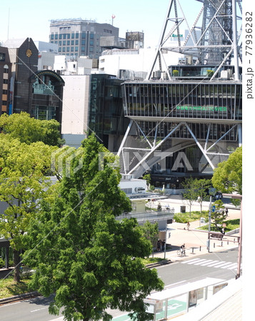 人も車もまばらなコロナ禍の名古屋市栄テレビ塔前　セントラルパーク 77936282